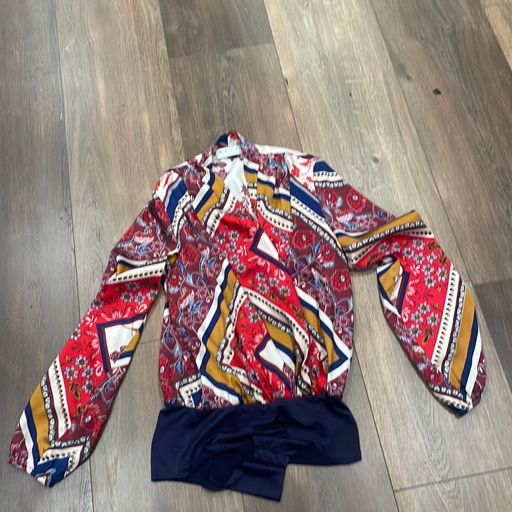 Women’s top size 6